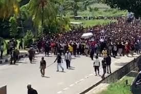 Iringan Pemakaman Jenazah Lukas Enembe Ricuh, Pj Gubernur Papua Dikabarkan Terluka