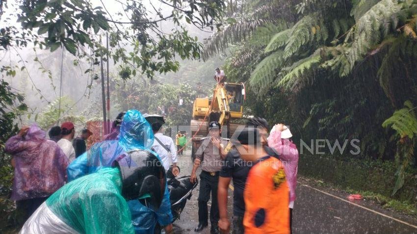 Dua Unit Alat Berat Dikerahkan, Jalinsum di Tapsel Bisa Dilalui