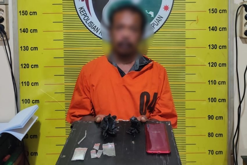 Pria Ini Berdiri di Samping Rumah Warga, Tunggu Pembeli Sabu