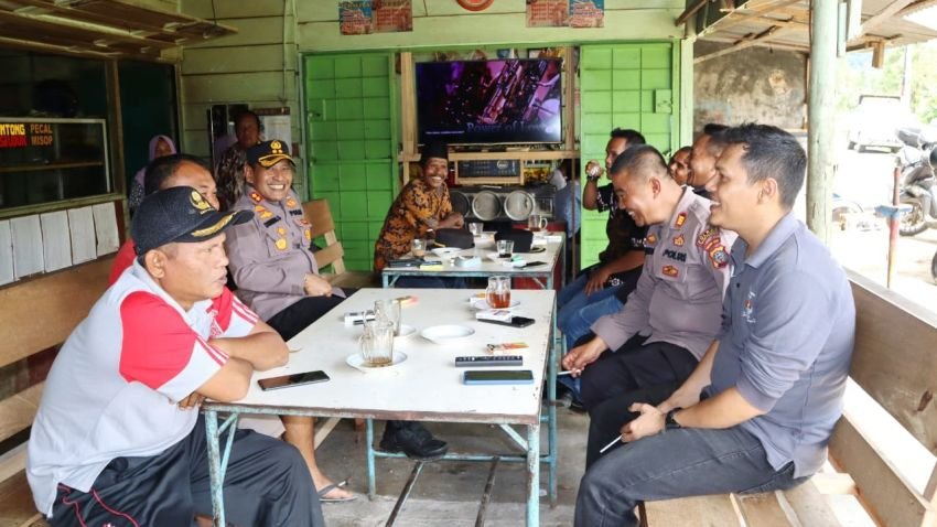 Kapolres Padangsidimpuan, AKBP Dudung Sambangi Warga di Warkop