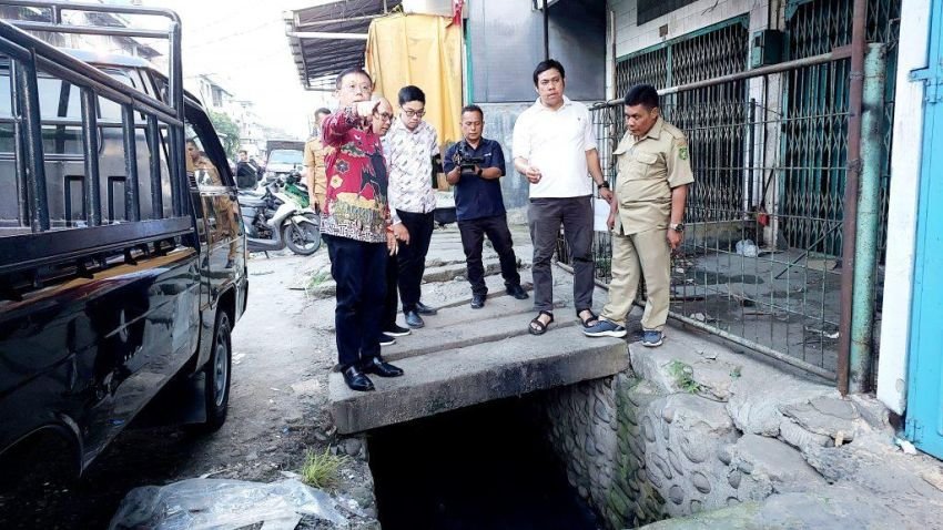 Ketua DPRD Medan Tinjau Lobang Parit Menganga Tidak Ditutup Usai Dibongkar