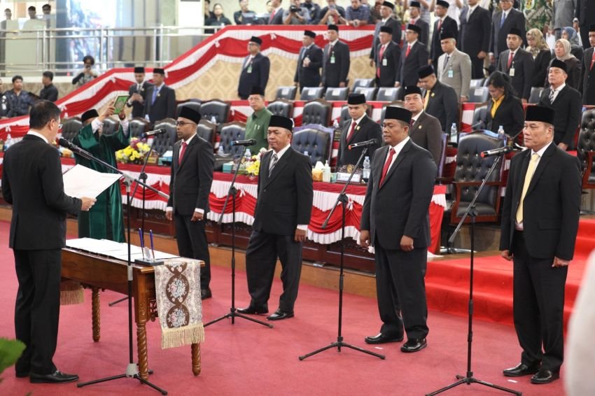 Ketua DPRD Medan Ambil Sumpah 4 Anggota DPRD Medan yang Baru