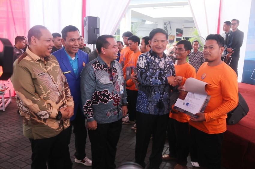 Hassanudin Serahkan Sertifikat, Buku Pelaut dan Sembako Kepada Nelayan di Belawan