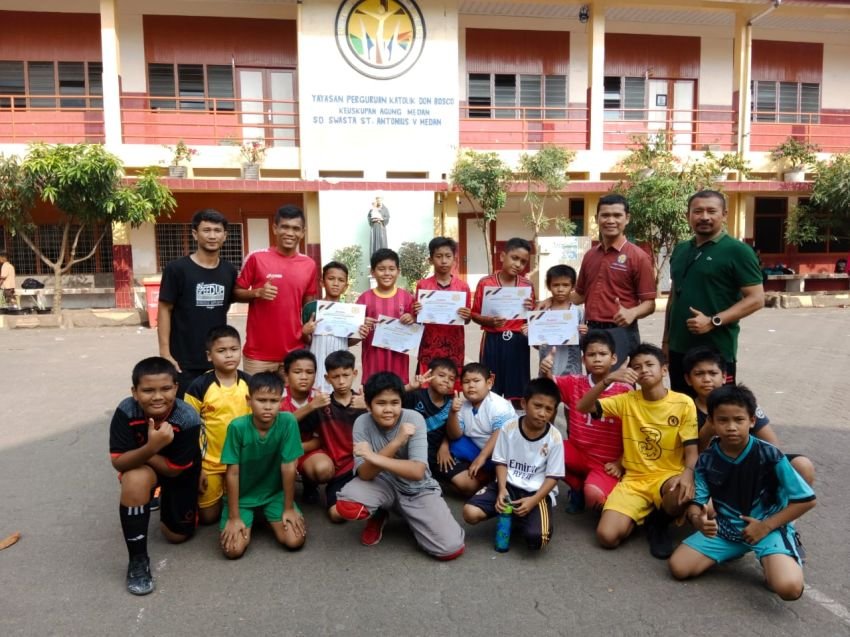 Striker PSMS Medan Nico Malau Berbagi Pengalaman dengan Siswa SD Antonius V Medan