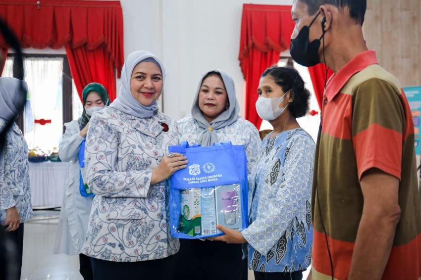 Penyintas Kanker di Medan dapat Bantuan Paket Sehat dari Kahiyang Ayu