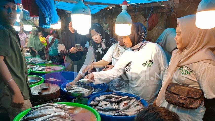Puluhan Emak-emak Progresif Sumut Gelar Aksi Pasar