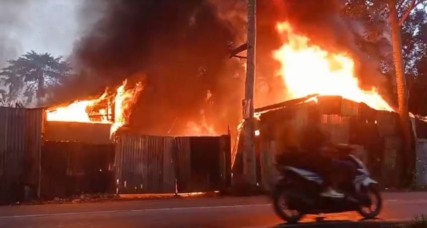 Diduga Akibat Arus Pendek, Satu Gudang Terbakar di Padang