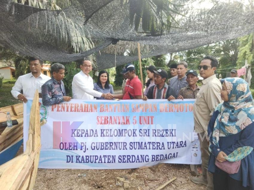 Azmi Yuli Serahkan Bantuan Sampan Bermotor Kepada Nelayan Pantai Cermin