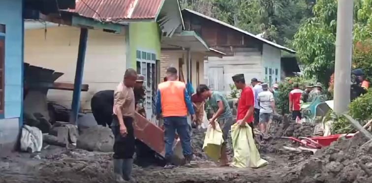 Tim Gabungan Bersihkan Rumah Warga dari Material Longsoran