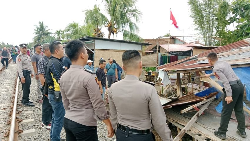 Polsek Percut Sei Tuan Gerebek dan Robohkan Pondok Narkoba di Jalan Pancasila Tembung