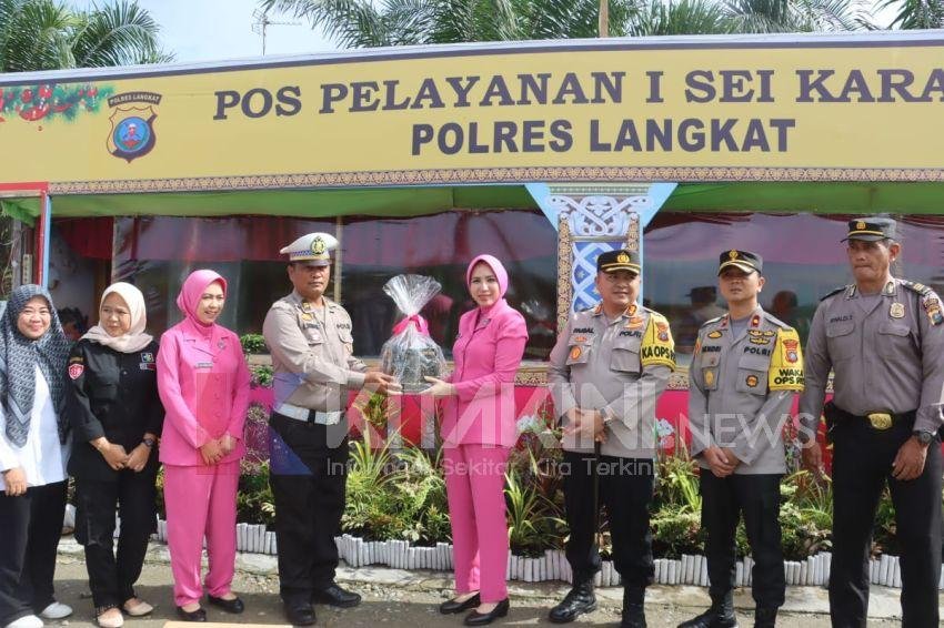 Kapolres dan Ketua Bhayangkari Langkat Berikan Bingkisan Kepada Petugas Pos Yan Lilin