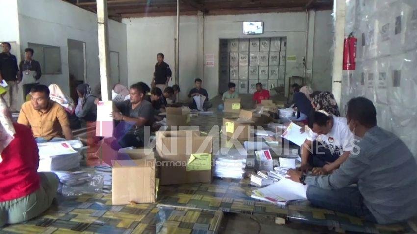 Libatkan Puluhan Warga, KPU Kota Padangsidimpuan Lipat dan Sortir Surat Suara