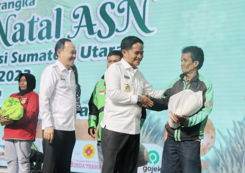 Hassanudin Berikan Bingkisan Natal Kepada Masyarakat Kurang Mampu