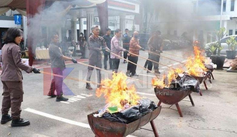 Kejari Medan Musnahkan Barang Bukti Perkara Tindak Pidana Inkracht