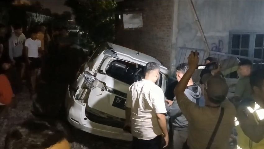 Kereta Api Tabrak Mobil Melintas di Jalan Alfalah Medan