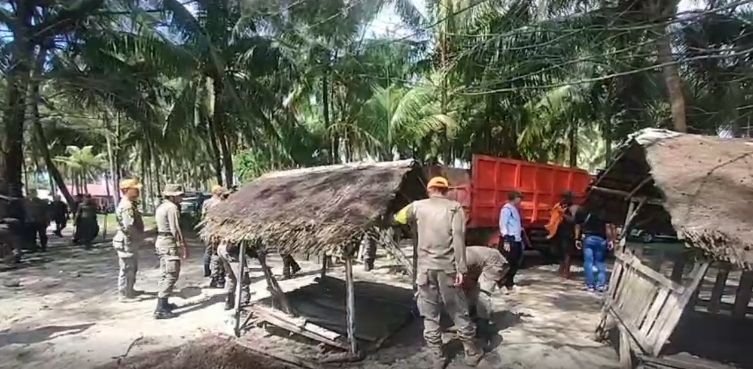 Satpol PP Kota Padang Bongkar Puluhan Pondok Mesum