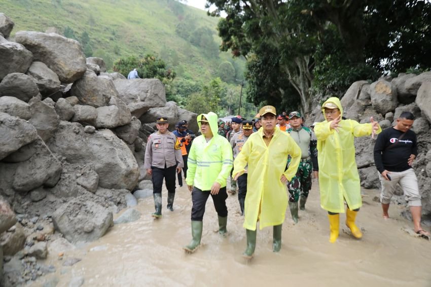 Hassanudin Tinjau Korban Banjir Bandang di Humbahas