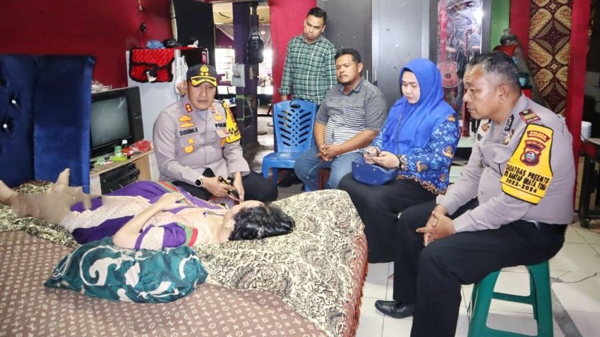 Berurai Air Mata, AKBP Dudung Motivasi Julianty Penderita Tumor