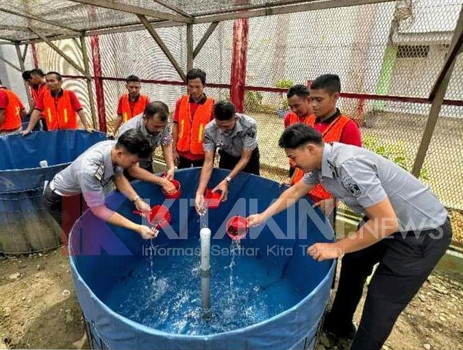 Kalapas Pemuda Langkat Beserta Jajaran dan Warga Binaan Tabur 1.500 Benih Lele