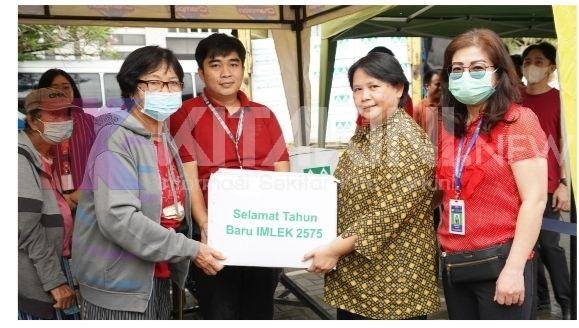 Jelang Tahun Baru Imlek 2024, Musim Mas Group Salurkan 350 Paket Sembako Gratis
