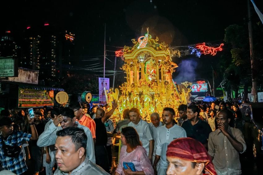 Hujan Tak Surutkan Langkah Warga Saksikan Thaipusam Medan Street Festival