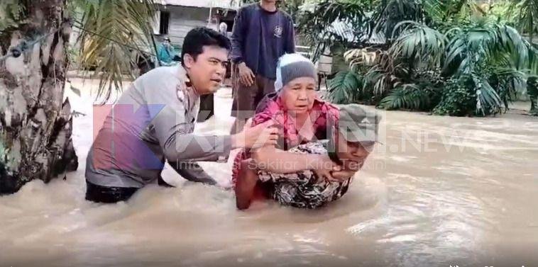 Aksi Heroik Polisi Evakuasi Lansia Korban Banjir di Rohul