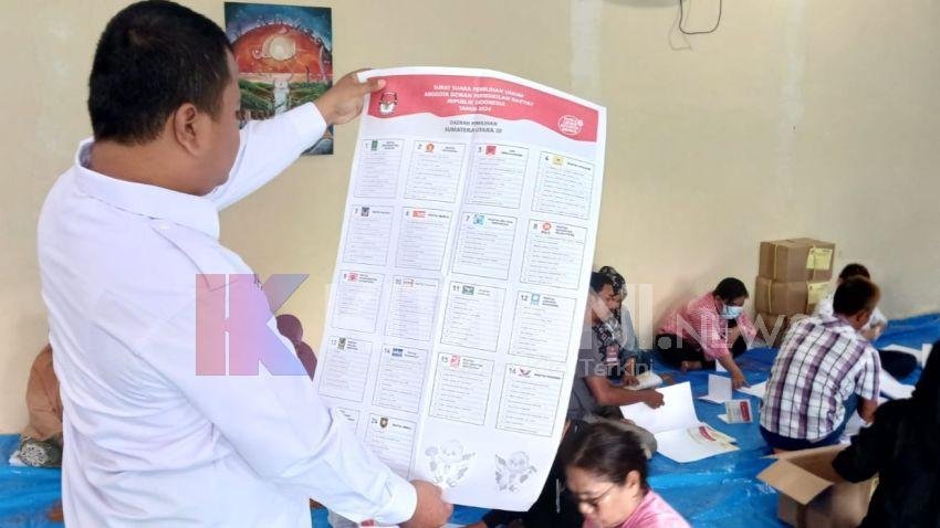 Ratusan Warga Terlibat Sorlip Surat Suara Pemilu 2024 di KPU Binjai