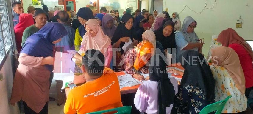 Ratusan Warga Berdesakan di Kantor Pos Stabat Ambil Beras Bantuan Pemerintah