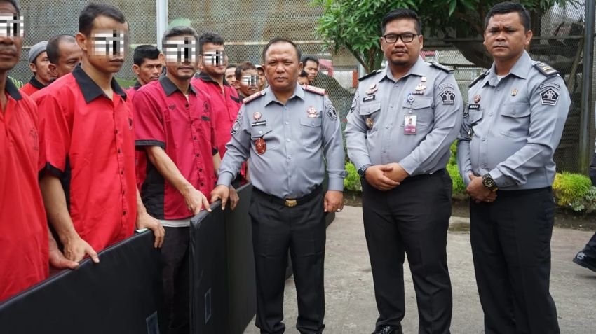 Lapas Medan Bagikan Matras Kepada Warga Binaan