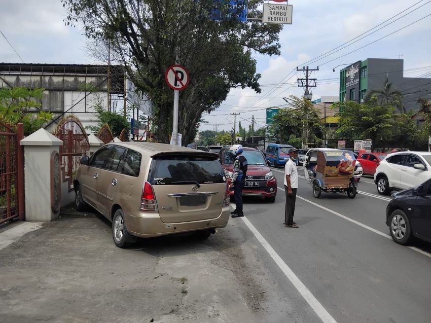 Hari Ini Saja, Puluhan Mobil Diberi Sanksi Penggembosan Ban