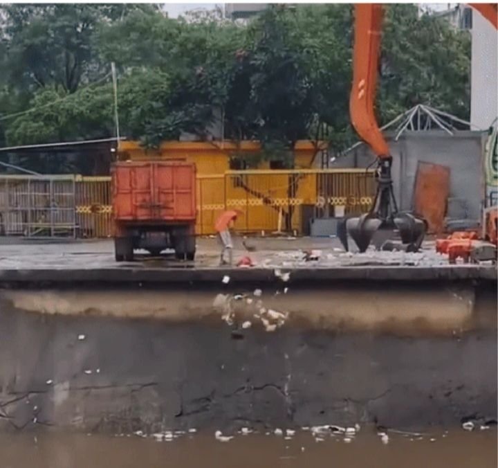 Oknum Kebersihan Buang Sampah ke Sungai Viral di Media Sosial