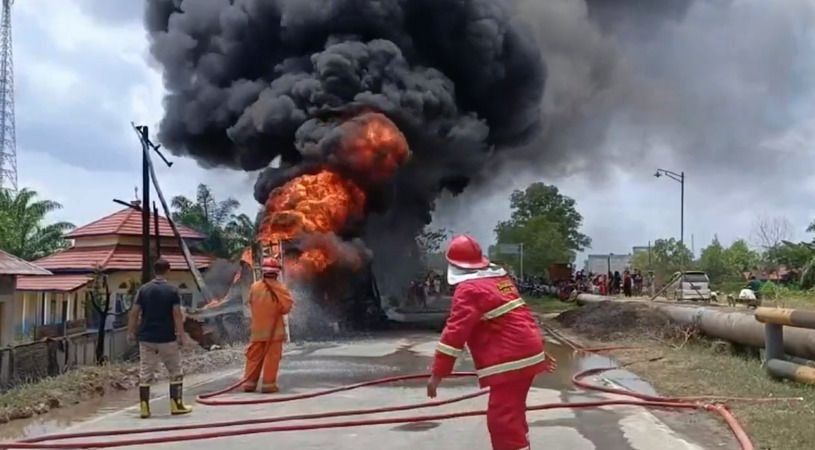 Mobil Tangki Pertamina Terbakar di Dumai