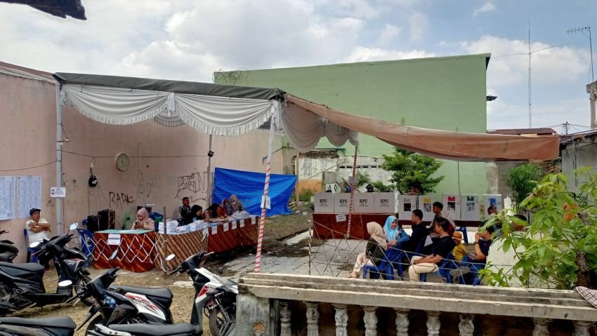 Diduga Kelelahan, Petugas TPS Pingsan dan Dibopong Pulang