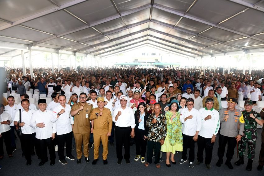 Pj Gubsu Dampingi Mentan Serahkan Bantuan Pertanian Senilai Rp534 Miliar