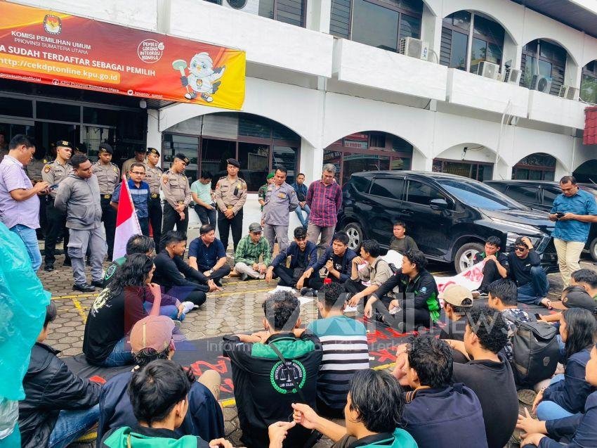 Mahasiswa Demo KPU Sumut Kritisi Demokrasi Indonesia