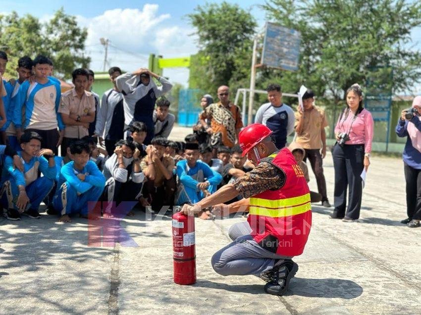 Siswa SMK Muhammadiyah 04 Medan Latihan Damkar, Gunakan Racun Api