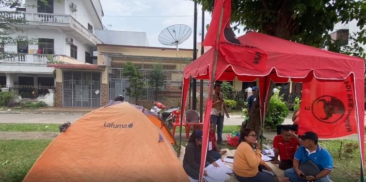 Kawal Surat Suara, Tim PKS dan PDI-P Kompak Dirikan Tenda di Kantor Camat Medan Maimun