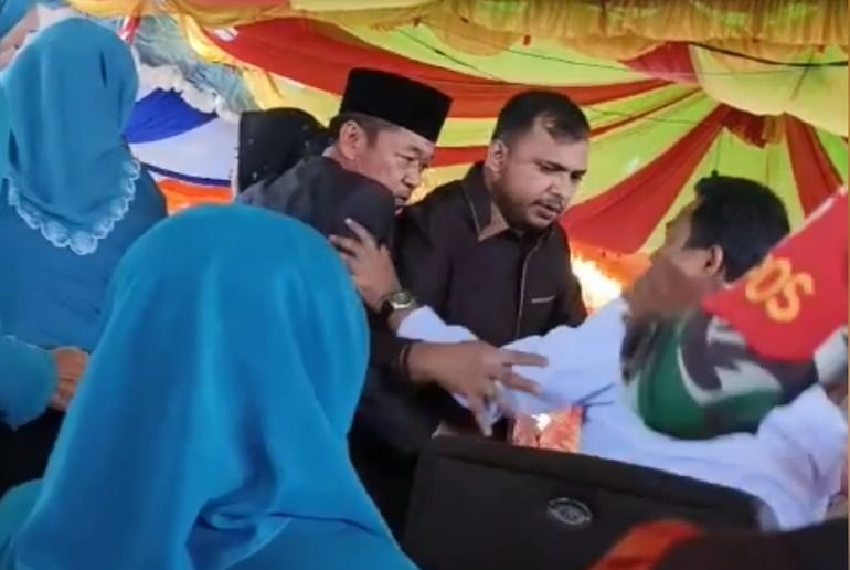 Bupati dan Wakil Bupati Rohil Nyaris Adu Jotos Saat Acara Pelantikan Datuk Penghulu