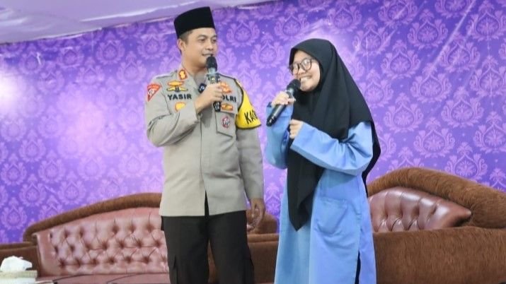Momen Kapolres Tapsel Ajak Santri Darul Mursyid Bernyayi Syahdu