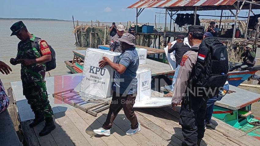 KPU Langkat Distribusikan Logistik Pemilu ke 4 Desa di Pulau Terluar