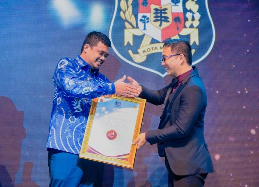 Bobby Nasution Raih Penghargaan RSU Royal Prima