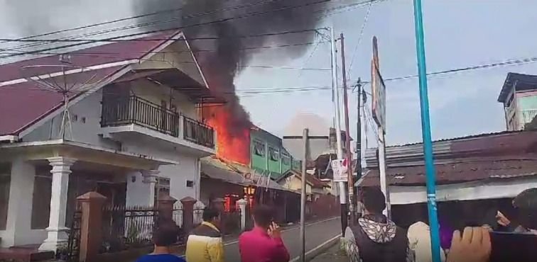 Ditinggal Pemilik Kerja, Dua Unit Rumah di Bukittinggi Hangus Terbakar