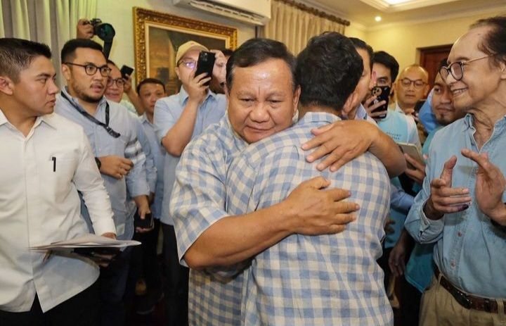 Menang Pemilu 2024 Versi Hitung Cepat, Prabowo - Gibran Berpelukan