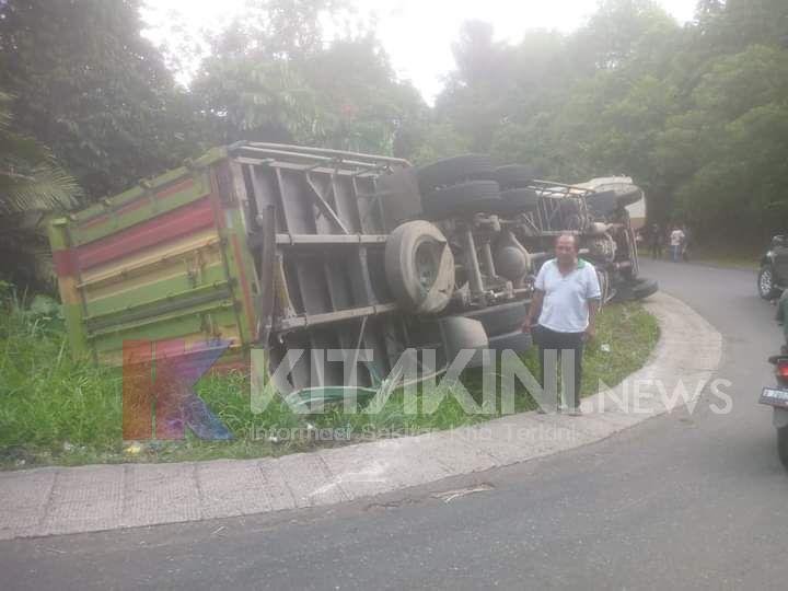 Kehilangan Kendali, Satu Unit Truck Pengangkut Air Mineral Terbalik di Simirik
