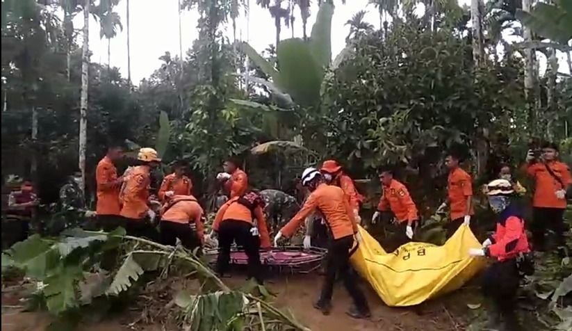 Banjir dan Longsor Pesisir Selatan Sumbar, Tim SAR Cari Korban Hilang