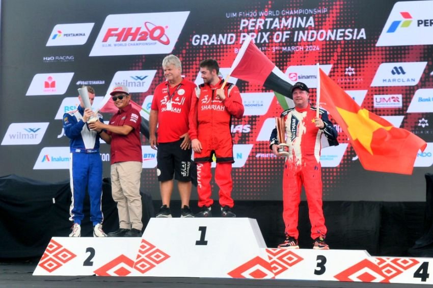 Pj Gubsu Serahkan Piala Juara F1 Powerboat Danau Toba 2024