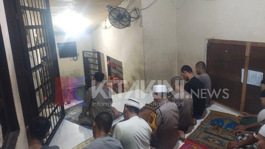 Momentum Ramadan, Iptu Sulaiman Rangkuti Salat Tarawih Bersama Tahanan