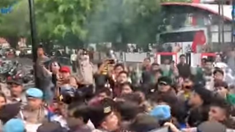 Demo Ricuh di Depan Mapolrestabes Medan, Sejumlah Mahasiswa Ditarik Masuk