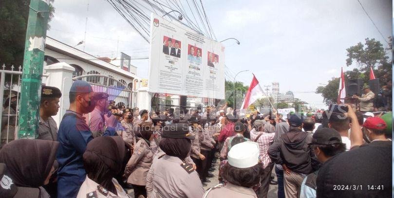 Demo di Depan Kantor KPU Sumut, Massa Aksi Tolak Pemilu Curang