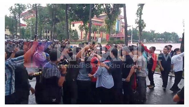 Aliansi Gerakan Rakyat Tutup Toba Pulp Lestari Minta Poldasu Lepaskan Ketua Masyarakat Adat Umbak Siallagan